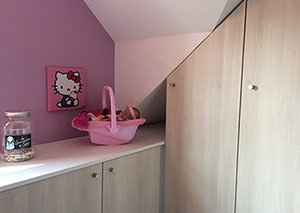 Armoire intégrée coloris bois Acacia crème / aménagement en sous pente sur mesure / Chambre d'enfant