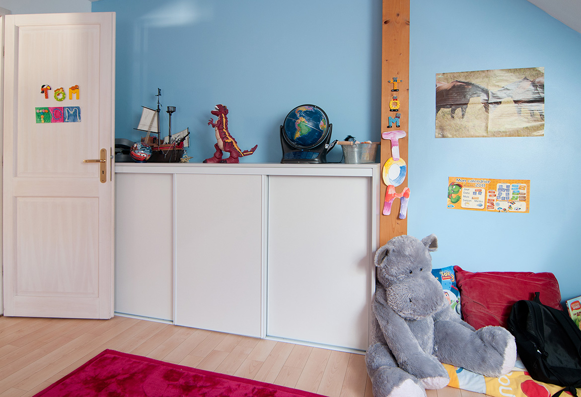 Meuble de rangement / portes coulissantes / chambre d'enfant / jouets